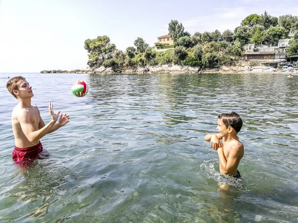 Fratelli Che Giocano Una Spiaggia Nel Mar Mediterraneo Con Una — Foto Stock