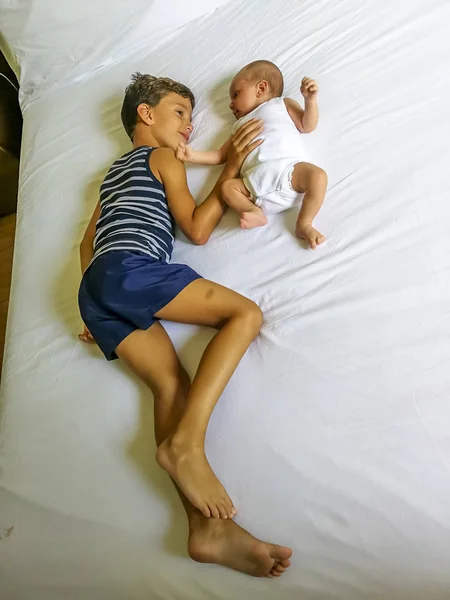 Irmãos Brincando Deitado Cama — Fotografia de Stock