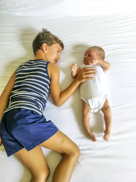 Irmãos Brincando Deitado Cama — Fotografia de Stock