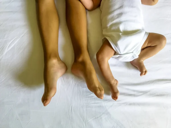 Πόδια Και Πέλματα Των Δύο Αδελφών Ξαπλωμένη Στο Κρεβάτι — Φωτογραφία Αρχείου