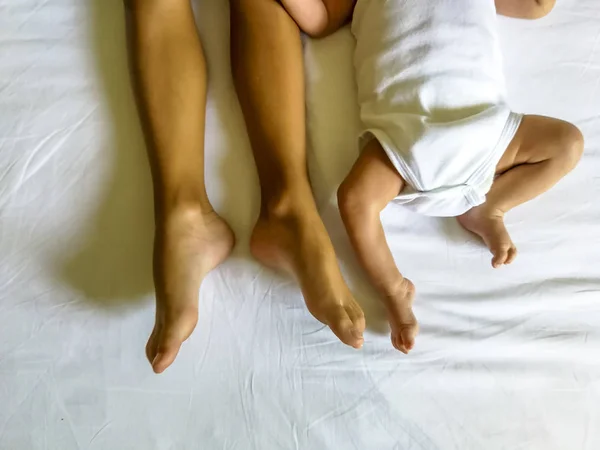 Pernas Pés Dois Irmãos Deitados Cama — Fotografia de Stock