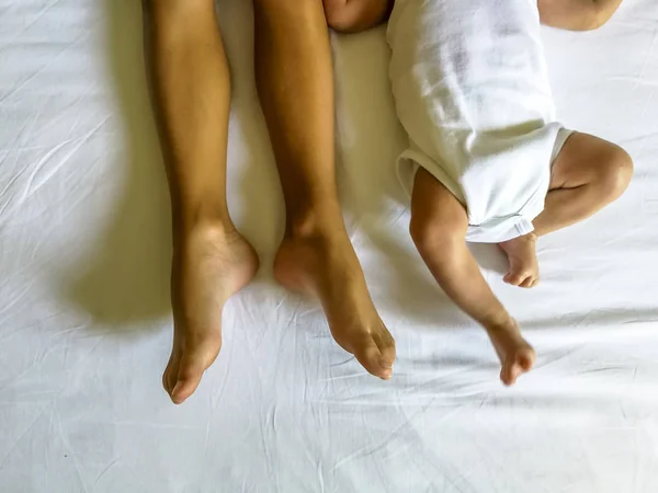 Pernas Pés Dois Irmãos Deitados Cama — Fotografia de Stock