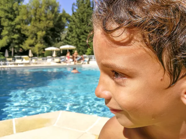 Niño Sentado Junto Piscina Con Una Máscara Buceo —  Fotos de Stock