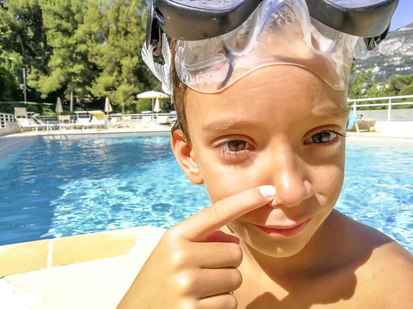 Giovane Ragazzo Seduto Bordo Piscina Con Una Maschera Subacquea — Foto Stock