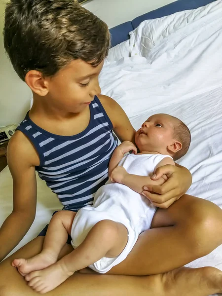 Oudere Broer Zijn Pasgeboren Broer Zijn Armen Houden — Stockfoto