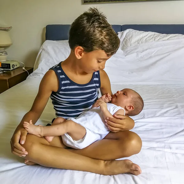 Oudere Broer Zijn Pasgeboren Broer Zijn Armen Houden — Stockfoto