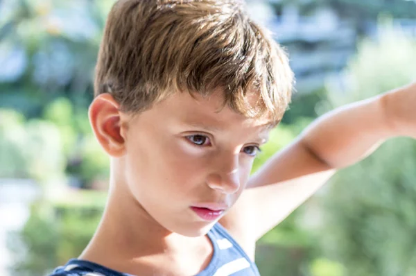 Pequeño Niño Cubre Cara Los Rayos Del Sol — Foto de Stock