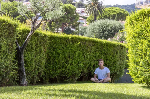 Ragazzo Seduto Bellissimo Giardino Mediterraneo Durante Estate — Foto Stock