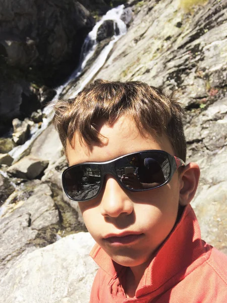 Niño Caminando Una Ruta Senderismo Bosque Los Alpes Verano — Foto de Stock