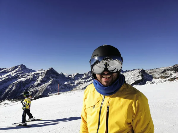 Man Een Skipiste Vallei Van Gressoney Buurt Van Monte Rosa — Stockfoto