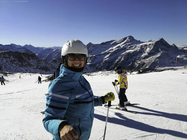 Mujer Una Pista Esquí Valle Gressoney Cerca Monte Rosa — Foto de Stock