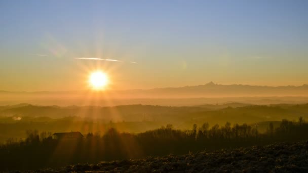 Panorama Van Een Zonsondergang Alpen Vanaf Een Heuvel Monferrato — Stockvideo