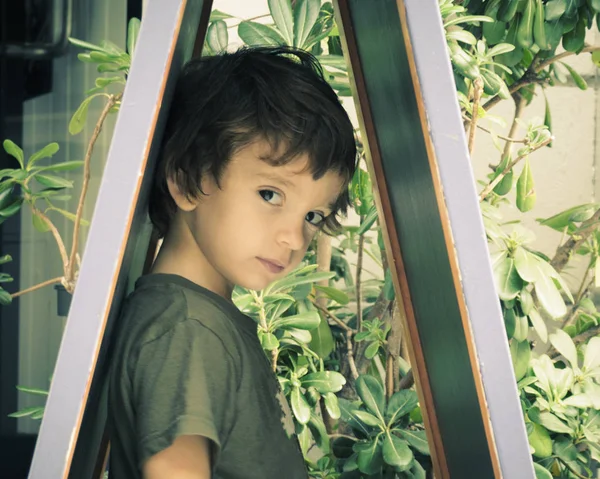 Niño Con Suéter Verde Centro Milán Otoño — Foto de Stock