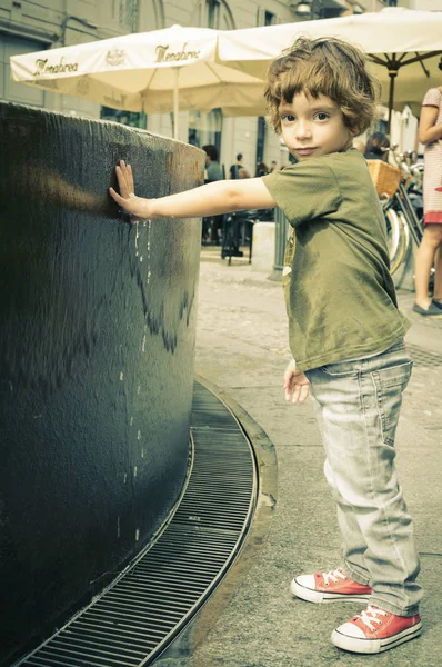Criança Com Camisola Verde Centro Milão Outono — Fotografia de Stock