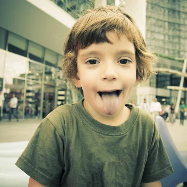 Niño Con Suéter Verde Centro Milán Otoño — Foto de Stock