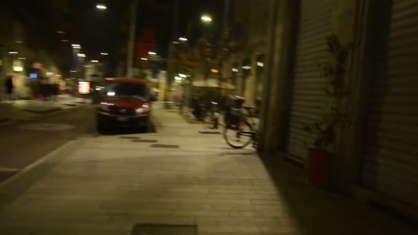 意大利米兰 2018年 夜间在米兰市中心骑自行车 — 图库视频影像