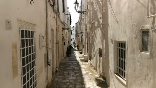 Pequeño Callejón Centro Medieval Del Pueblo Blanco Ostuni — Vídeos de Stock