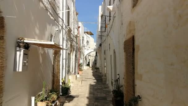 Pequeño Callejón Centro Medieval Del Pueblo Blanco Ostuni — Vídeos de Stock