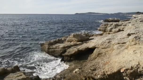 キャップ ダイアル晴れた冬の日の海岸 — ストック動画