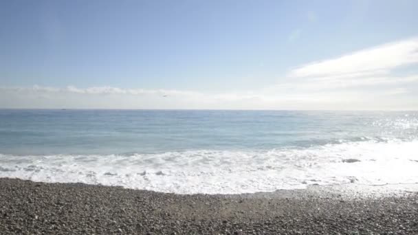 晴れた冬の日のカーニュ シュル メールの海岸 — ストック動画