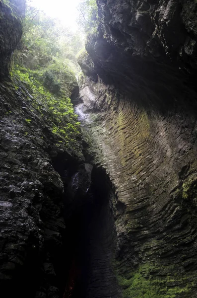 Impresionante Cascada Una Cueva Norte Italia — Foto de Stock
