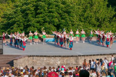 Kiev, Ukrayna - 22 Temmuz 2016: Ukrayna okul dans topluluğu kızlar ve erkekler için dans geleneksel kırmızı Ukraynalı işlemeli kılık kıyafetlerini giymiş
