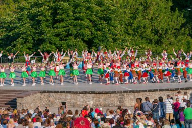 Kiev, Ukrayna - 22 Temmuz 2016: Ukrayna okul dans topluluğu kızlar ve erkekler için dans geleneksel kırmızı Ukraynalı işlemeli kılık kıyafetlerini giymiş