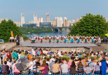 Kiev, Ukrayna - 22 Temmuz 2016: Ukrayna okul dans topluluğu kızlar ve erkekler için dans geleneksel kırmızı Ukraynalı işlemeli kılık kıyafetlerini giymiş