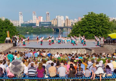 Kiev, Ukrayna - 22 Temmuz 2016: Ukrayna okul dans topluluğu kızlar ve erkekler için dans geleneksel kırmızı Ukraynalı işlemeli kılık kıyafetlerini giymiş