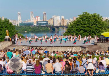 Kiev, Ukrayna - 22 Temmuz 2016: Ukrayna okul dans topluluğu kızlar ve erkekler için dans geleneksel kırmızı Ukraynalı işlemeli kılık kıyafetlerini giymiş