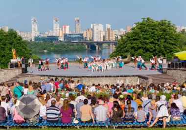 Kiev, Ukrayna - 22 Temmuz 2016: Ukrayna okul dans topluluğu kızlar ve erkekler için dans geleneksel kırmızı Ukraynalı işlemeli kılık kıyafetlerini giymiş