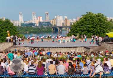 Kiev, Ukrayna - 22 Temmuz 2016: Ukrayna okul dans topluluğu kızlar ve erkekler için dans geleneksel kırmızı Ukraynalı işlemeli kılık kıyafetlerini giymiş