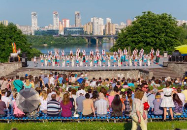 Kiev, Ukrayna - 22 Temmuz 2016: Ukrayna okul dans topluluğu kızlar ve erkekler için dans geleneksel kırmızı Ukraynalı işlemeli kılık kıyafetlerini giymiş
