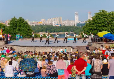 Kiev, Ukrayna - 22 Temmuz 2016: Ukrayna okul dans topluluğu kızlar ve erkekler için dans geleneksel kırmızı Ukraynalı işlemeli kılık kıyafetlerini giymiş