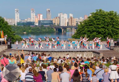 Kiev, Ukrayna - 22 Temmuz 2016: Ukrayna okul dans topluluğu kızlar ve erkekler için dans geleneksel kırmızı Ukraynalı işlemeli kılık kıyafetlerini giymiş
