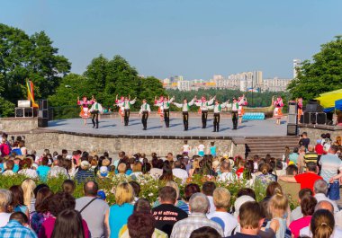 Kiev, Ukrayna - 22 Temmuz 2016: Ukrayna okul dans topluluğu kızlar ve erkekler için dans geleneksel kırmızı Ukraynalı işlemeli kılık kıyafetlerini giymiş
