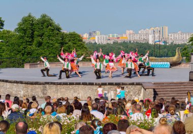 Kiev, Ukrayna - 22 Temmuz 2016: Ukrayna okul dans topluluğu kızlar ve erkekler için dans geleneksel kırmızı Ukraynalı işlemeli kılık kıyafetlerini giymiş
