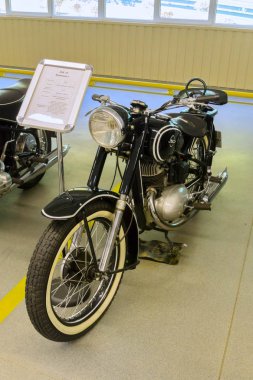 Kiev, Ukrayna - 25 Mart 2016: Mezhgore Ukrayna'da bir otomobil fuarında eski bir motosiklet 