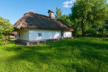 Bir eski kulübe, Sigara içen Kretase bir kamış ve gevşek gökyüzü altında müzesinde kırılmaz bir temel ile. Uzhhorod Ukrayna