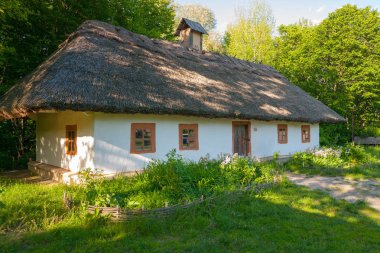 Büyük bir otantik Ukrayna kulübe kil duvar ve bir thatched çatı ile