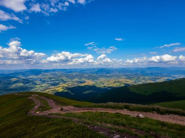 Dağlar ve vadiler patikadan aşağı gidiş tüm bu güzelliklerin üzerinde yeşil yamaç ve düşük kayan bulutları ile muhteşem bir manzara.