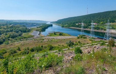 kıyıya yakın yerde ormanlık bir tepe üzerinde elektrik AIDS ile geniş Tisza Nehri