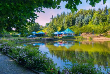 Şehrin ortasında bir parkta yapay olarak oluşturulan bir Gölü yakınındaki bir çadır altında bir rekreasyon alanı. Arabayı misafir geldi