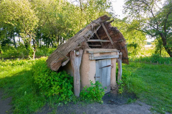 Gamla källare på landsbygden med grönt gräs — Stockfoto