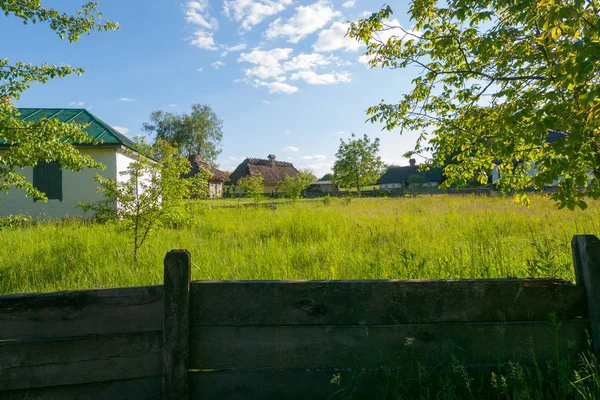 O território com casas antigas na rua no museu de arquitetura popular e vida cotidiana. Uzhhorod Ucrânia — Fotografia de Stock