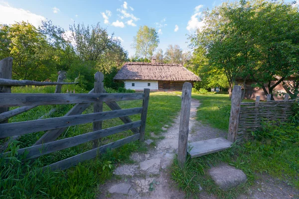 Porta de entrada de madeira para o pátio com um jardim em casa branco e autêntico perto do jardim. Uzhhorod Ucrânia — Fotografia de Stock