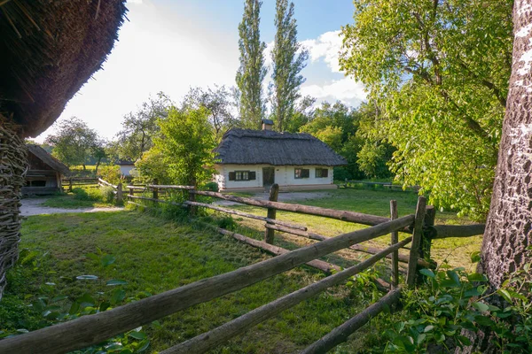 Uma Antiga Casa Rural Com Telhado Palha Pátio Cercado Com — Fotografia de Stock