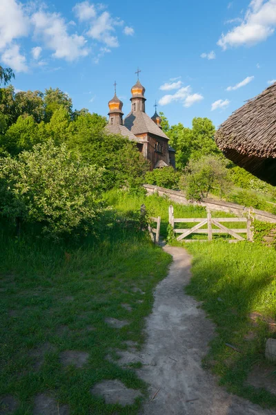 Caminho para a colina para uma antiga igreja barroca de madeira. Uzhhorod Ucrânia — Fotografia de Stock