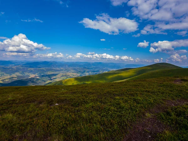 Vista panorâmica da montanha contra um fundo de nuvens — Fotografia de Stock