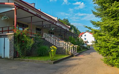 bir modern elit yazlık bir teras üzerinde bir taş merdiven korkuluk ile ile gidebilirsiniz. Köknar ağaçları ile ekili